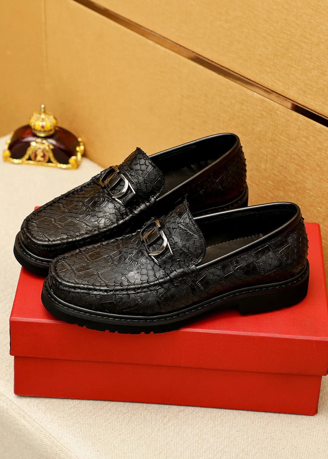 Men's shoes 💰520 💐 Product trademark: Ferragamo "Ferragamo" casual leather shoes Regular size: 38-44 (45.46🉑️customized) Product materials: Selected imported first-layer calfskin embossed upper + original hardware buckle, imported water-dyed cow leather lining. Strong three-dimensional visual effect, original outsole color: 1⃣️color optional